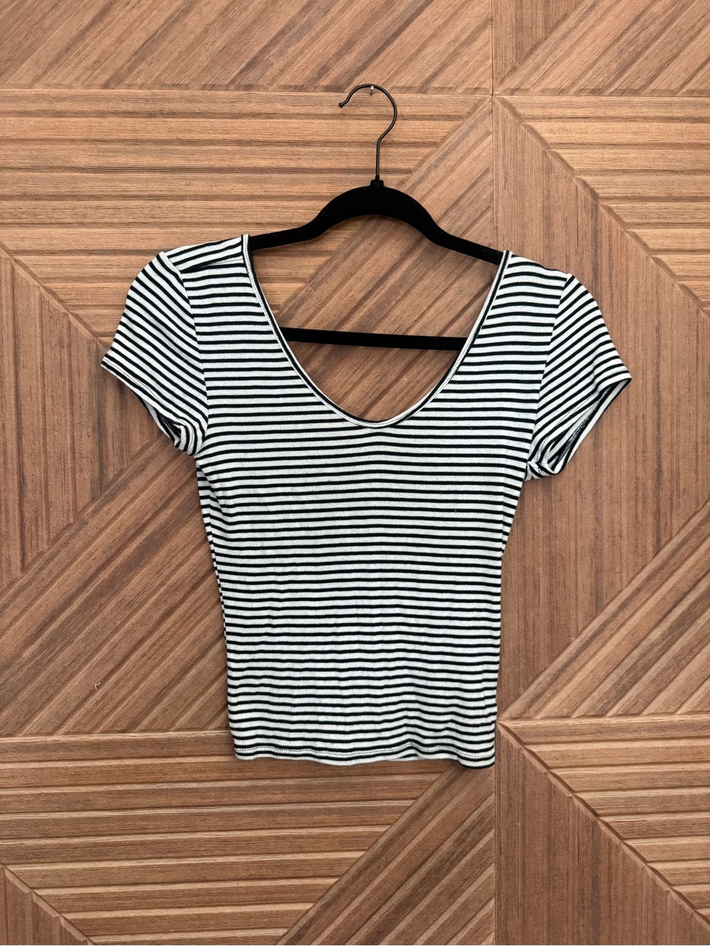 Express Striped Scoop Neck Women’s Top - Black & White